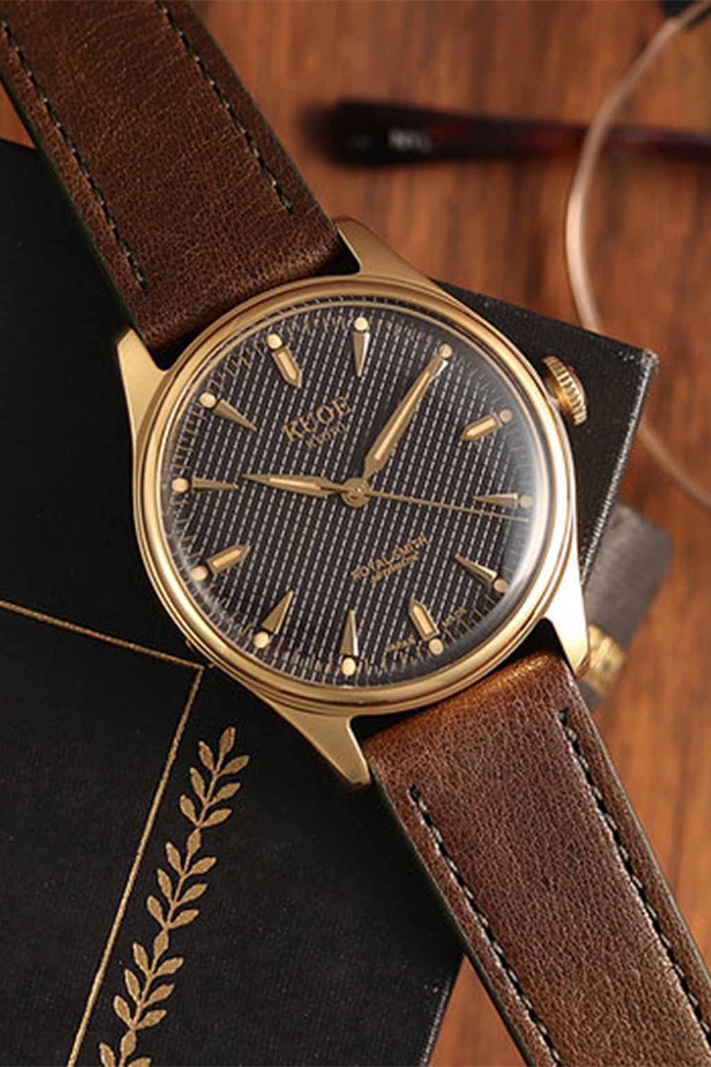 Kuoe Watch - ROYAL SMITH 90-006 - Gold Case Black Dial D. Brown Leather Band